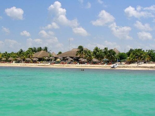 Deluxe Private Boats - 40 ft Catamaran - Entering Cozumel by private catamaran, not a cattle-call tour