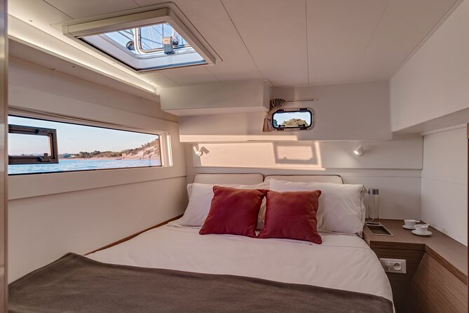 Deluxe Private Boats - 40 ft Catamaran - Lunch and drinks on board: why this tour is easy to recommend